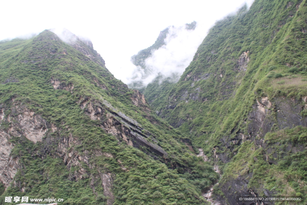 大山脉云雾缠绕