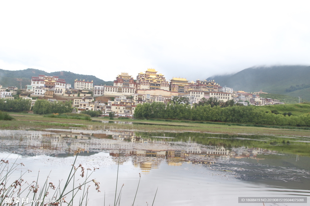 松赞林寺远景