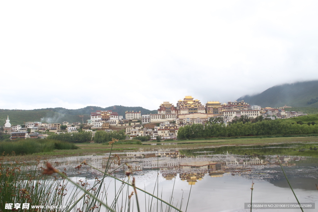 松赞林寺远景