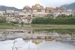松赞林寺湖水