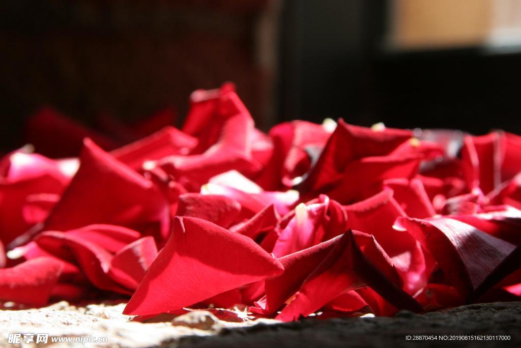 在婚礼上完成的红玫瑰和桌子装饰
