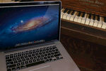 Macbook和钢琴在桌子上