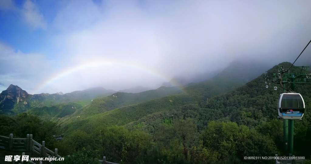 山间彩虹