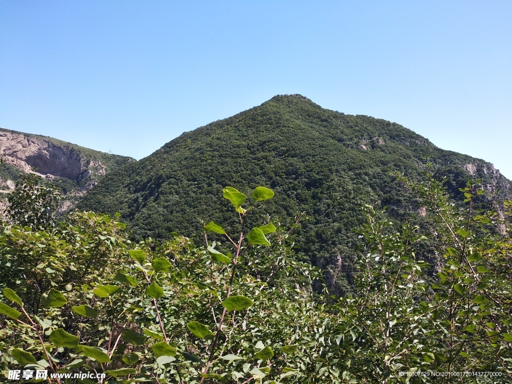 云梦山 山体 大山 蓝天 白云