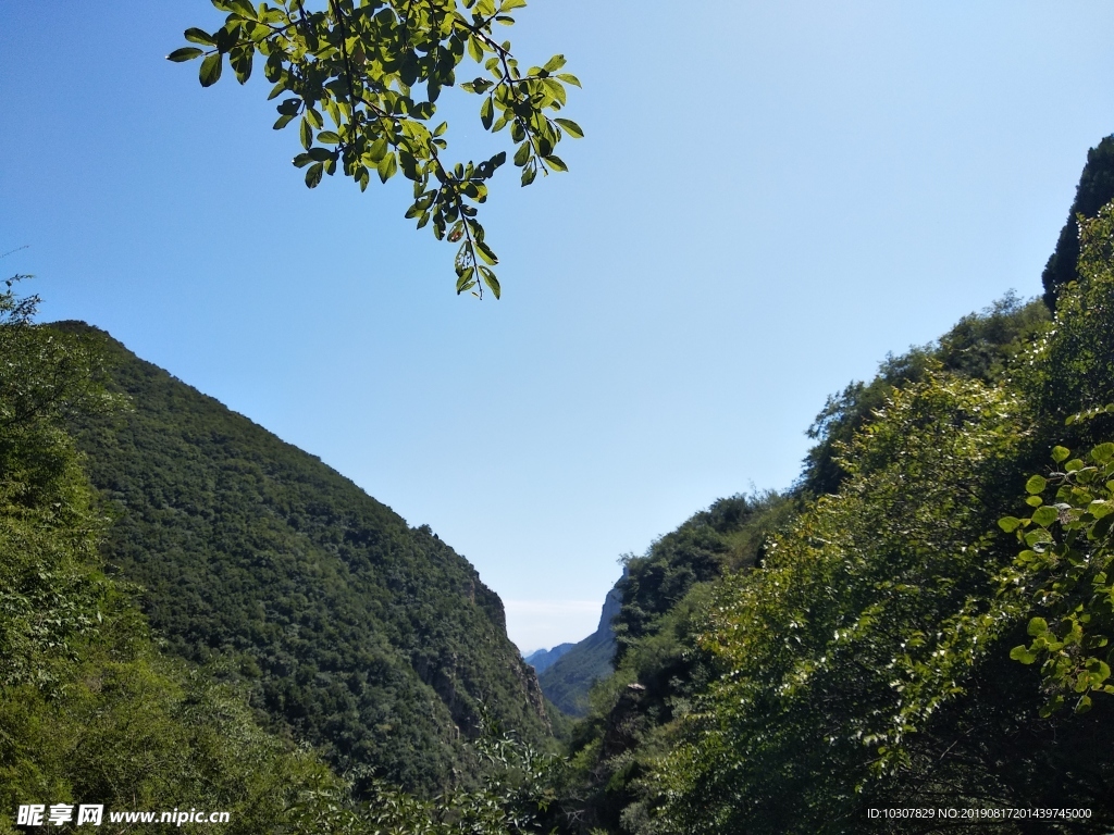 云梦山 山体 大山 蓝天 白云