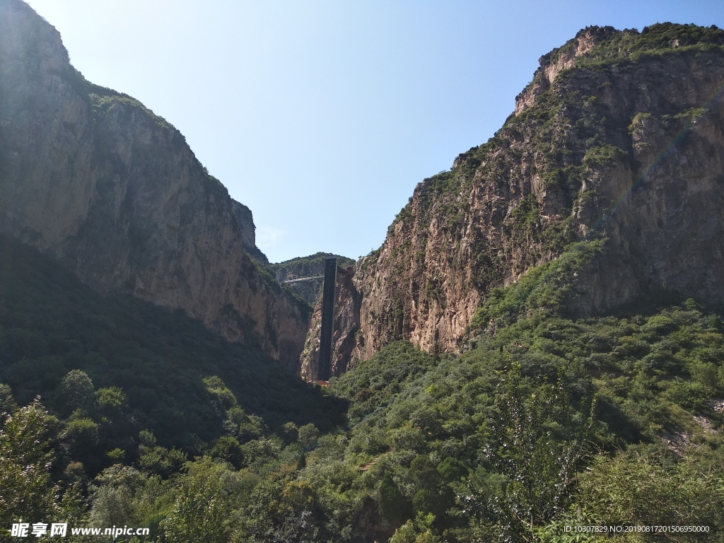 云梦山 山体 大山 蓝天 白云