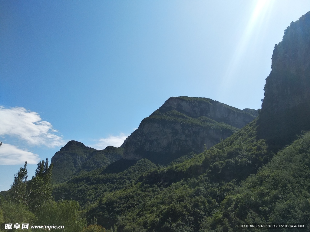 云梦山 山体 大山 蓝天 白云