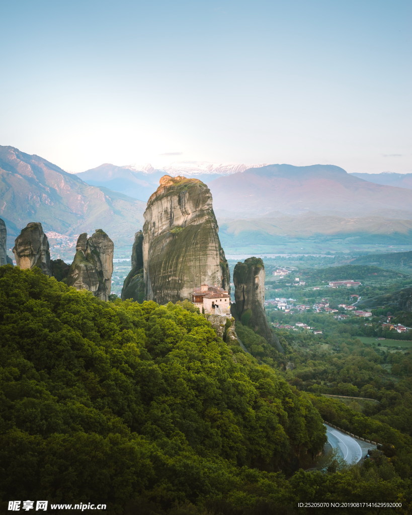 绿色山峰美丽风景