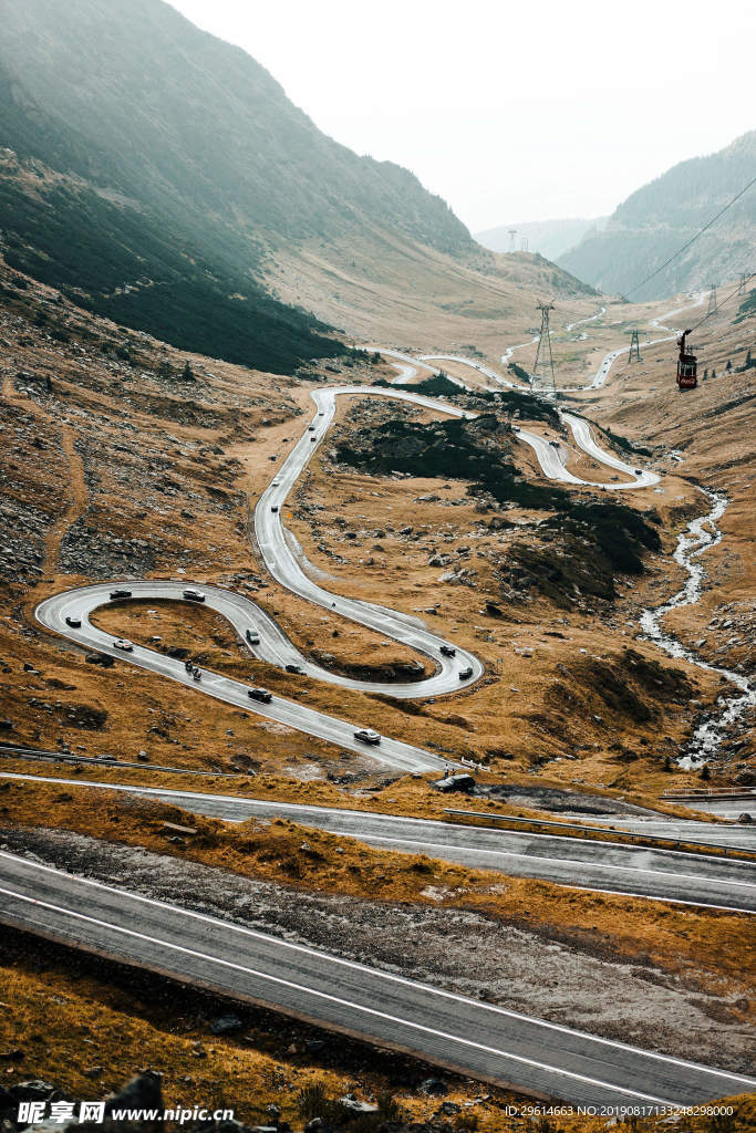 弯曲的公路