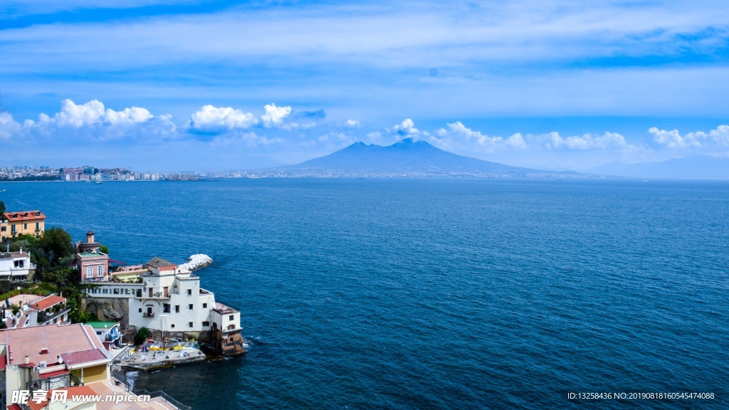 海边城镇风景海水天空白云