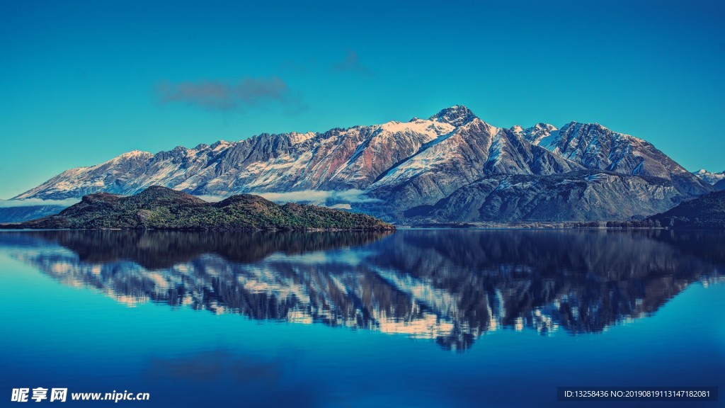河边群山风景