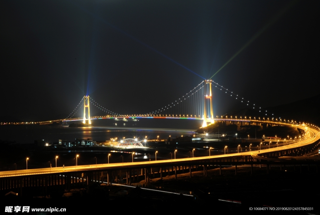 夜色下的城市立交桥