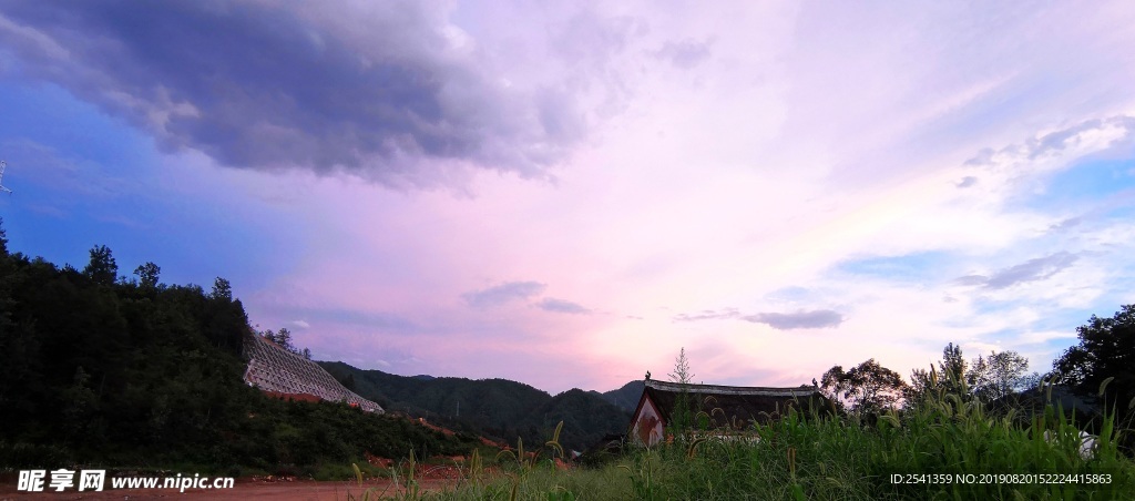 晚霞和小屋