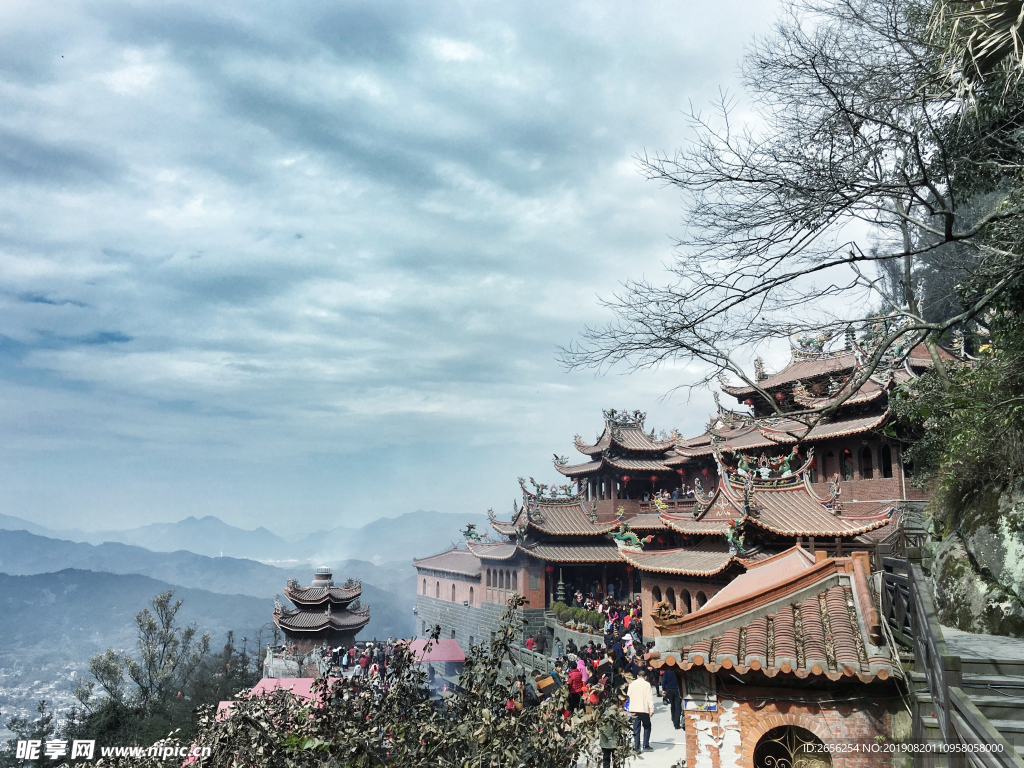 山坡寺庙