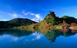 湖畔绿山图片