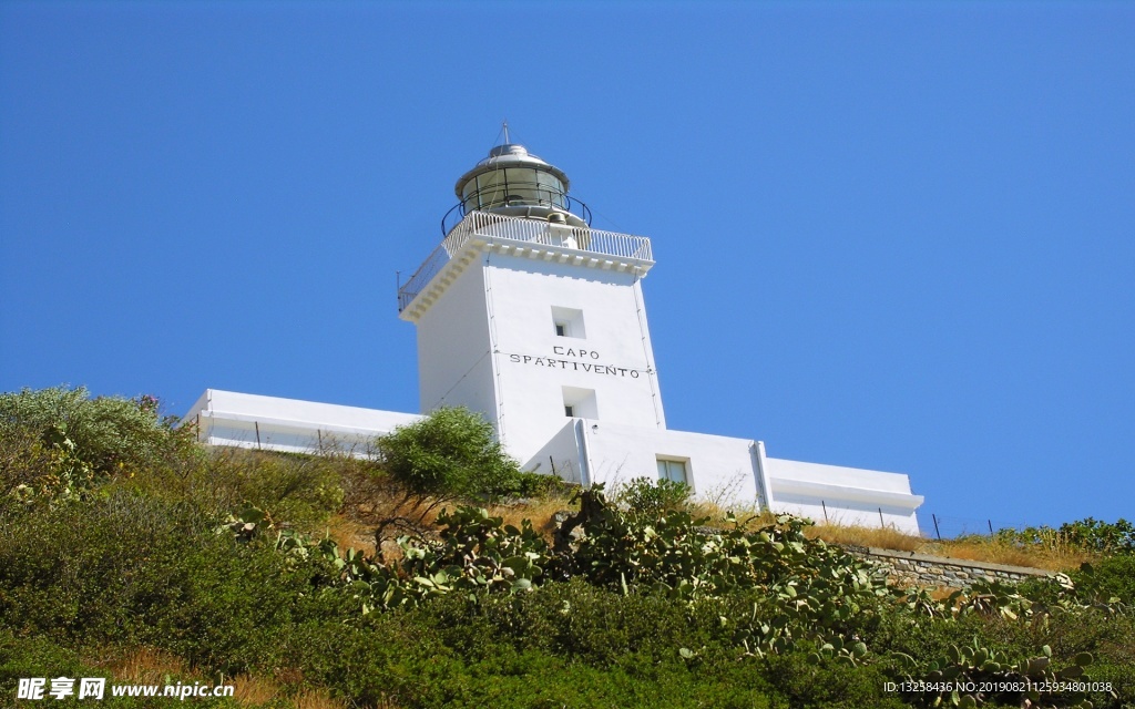 山顶别墅白色建筑