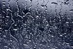 在窗户玻璃上的雨滴