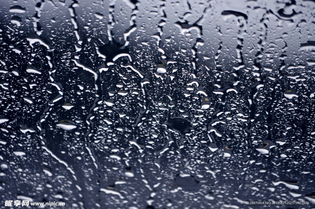 在窗户玻璃上的雨滴