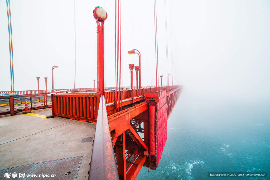 云雾中的金门桥