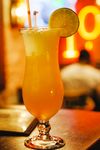 一杯黄色鸡尾酒