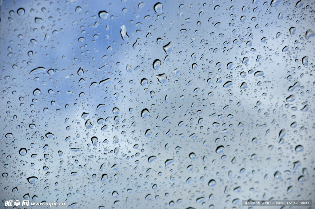在窗口看到的蓝天和雨滴