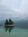 清澈宁静湖泊风景