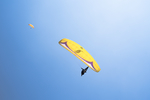 蓝天高空滑翔伞跳伞飞翔