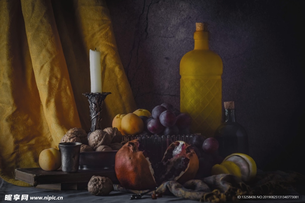 水果静物烛台酒瓶背景