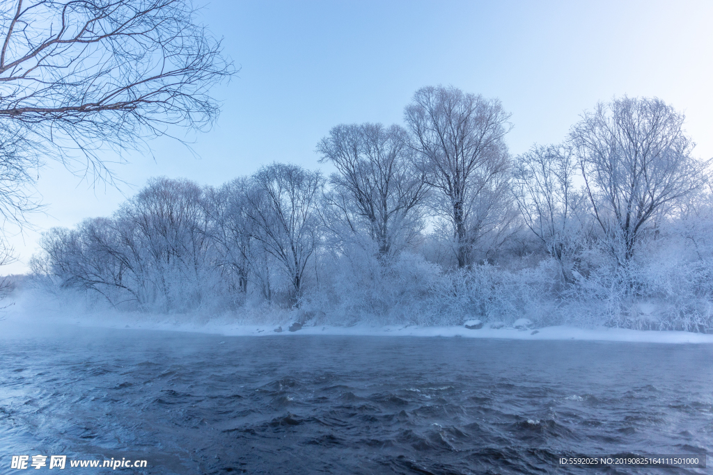 北方冬季河流雪景摄影图片