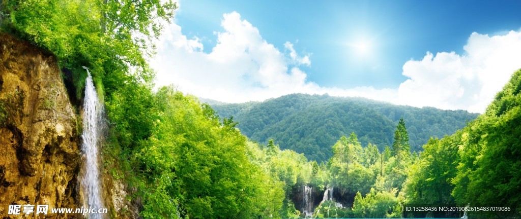 森林瀑布天空云彩群山