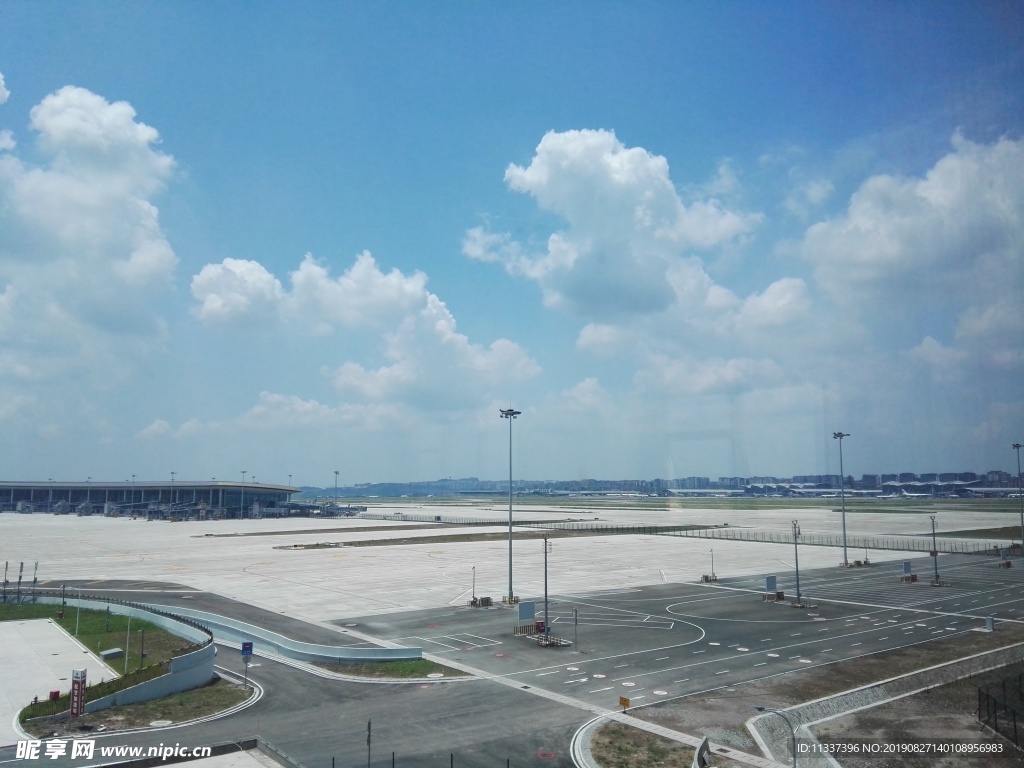 机场停机坪与蓝天白云