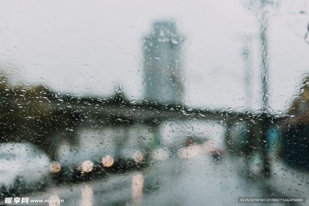 窗外雨景