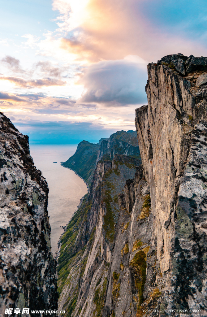 夕阳下海边悬崖和峡谷