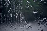 雨水顺着窗户跑