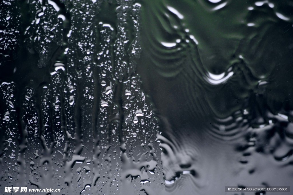 雨水顺着窗户跑