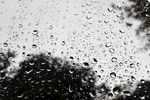 雨滴在汽车挡风玻璃上