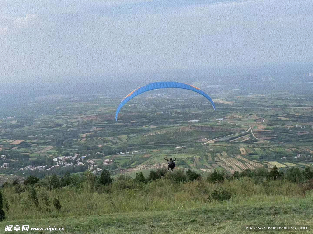 风景滑翔摄影图油画效果