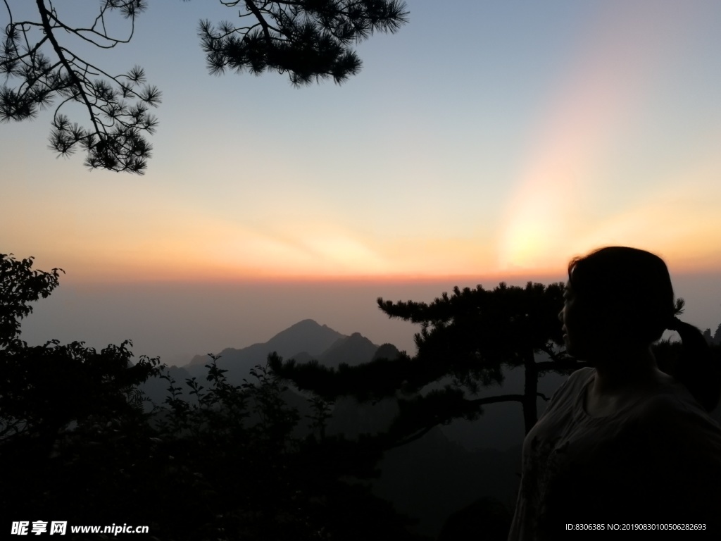 黄山日出之霞光