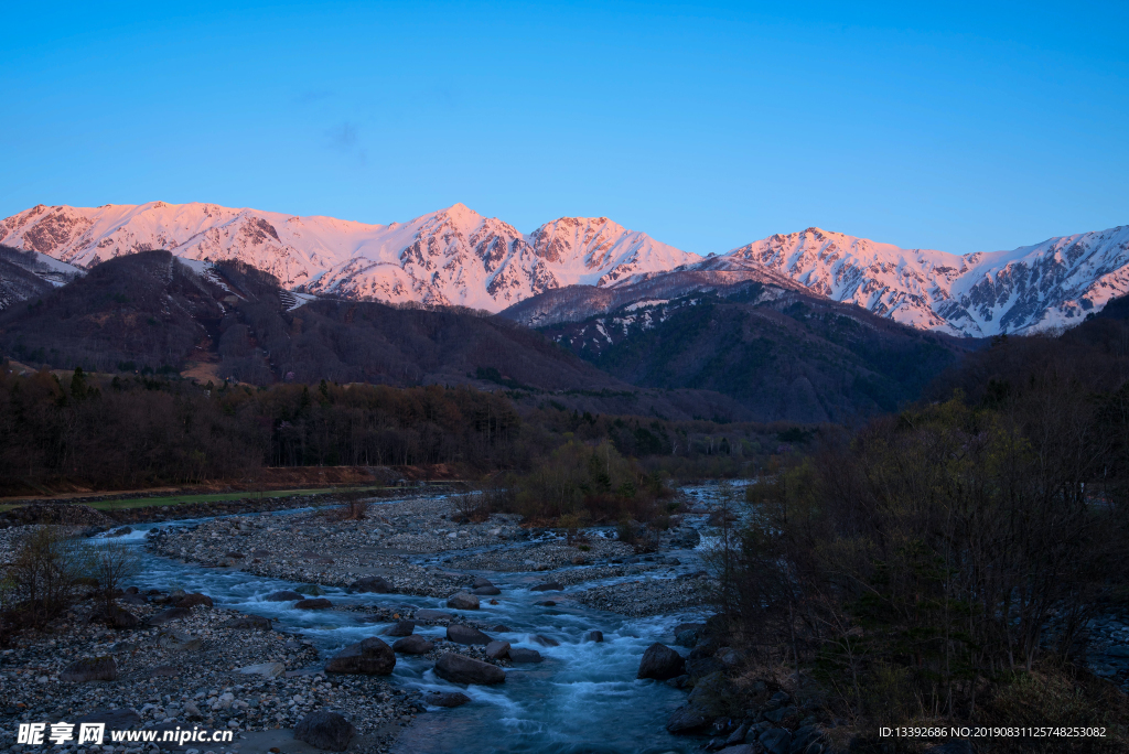 日落 雪山 赤红 溪水 冬季