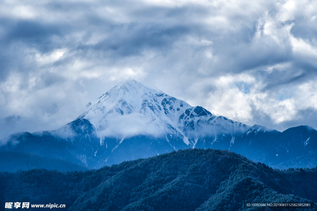云 云海 雪山 山峰 白色