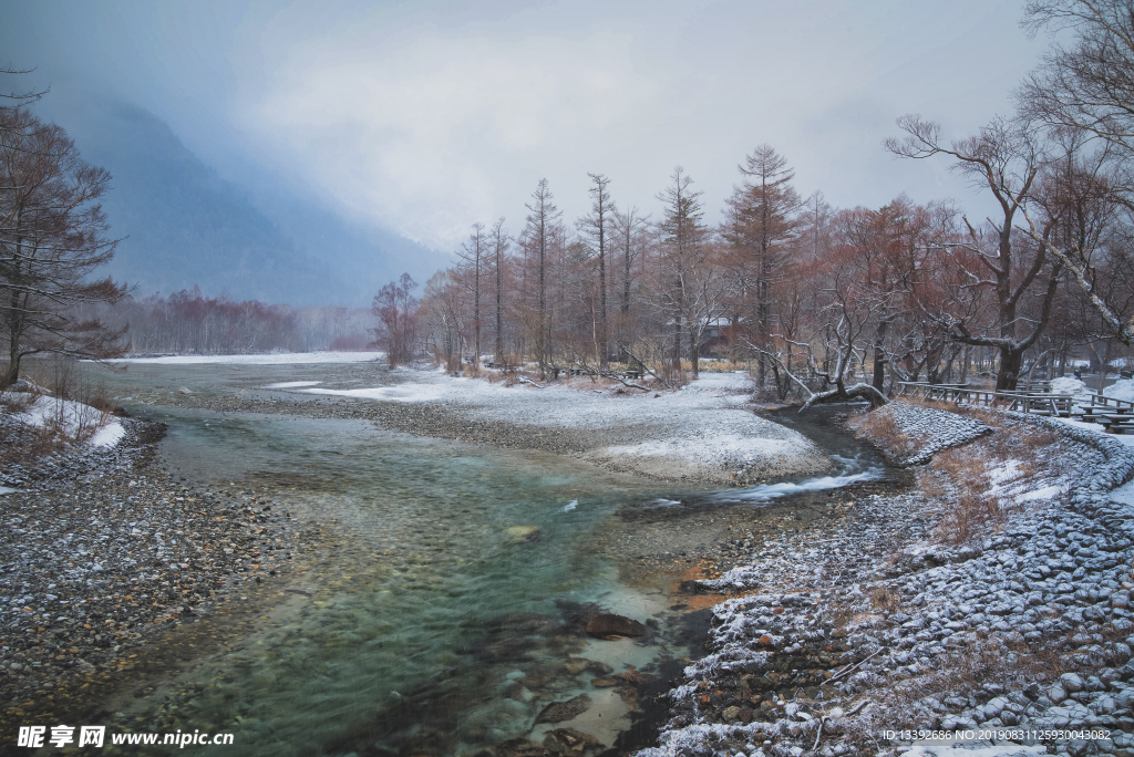 山下 小道 溪水 冬 雪 雾