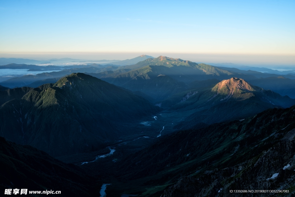 清晨 日出 天际 山