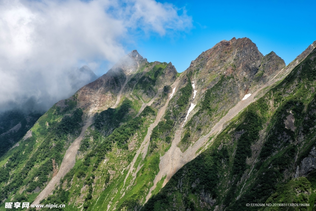 云朵 山 峭壁 树