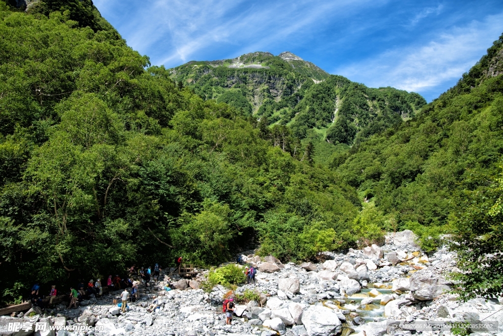 云朵 山林 溪流 绿色 树林