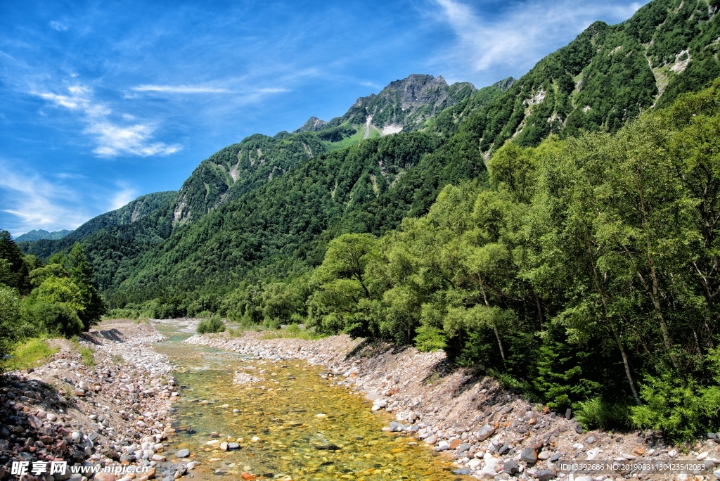 云朵 山林 溪流