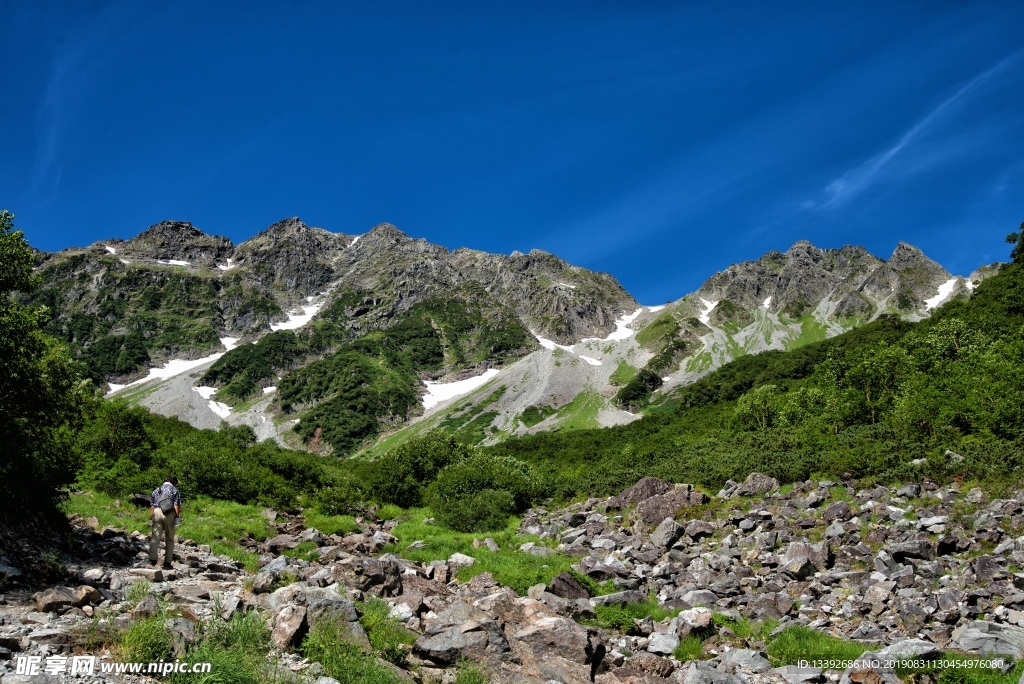 蓝天 山顶 积雪 攀山 攀爬