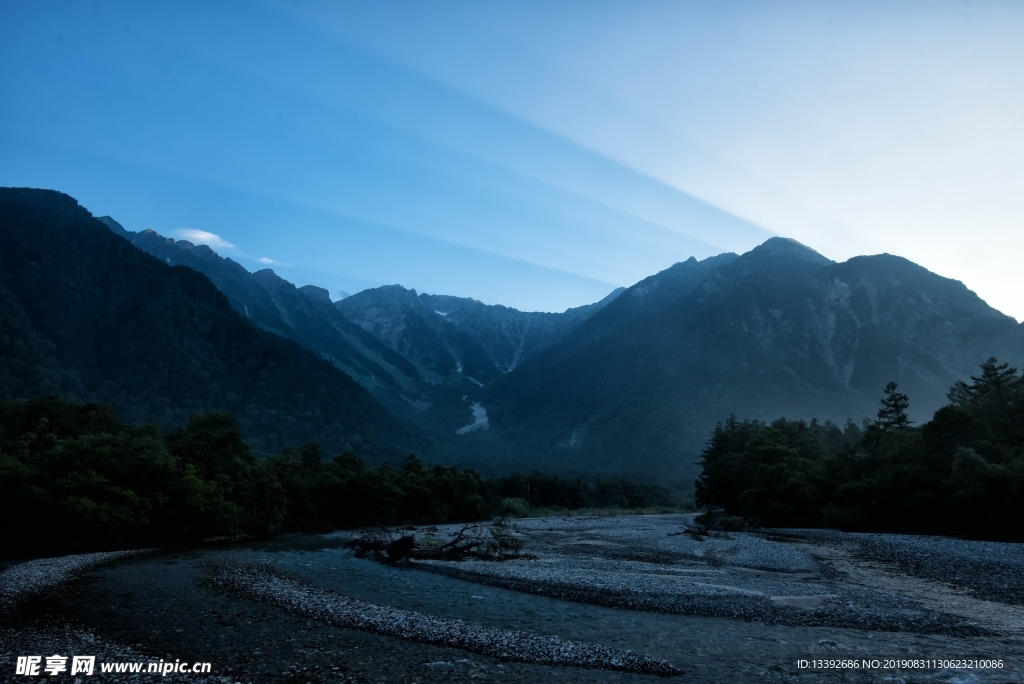 阳光 射线 山 溪流