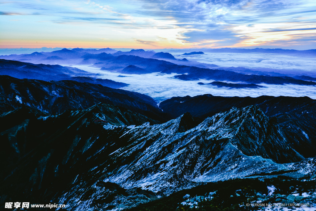 日出 晨日 积雪 山脉 云海