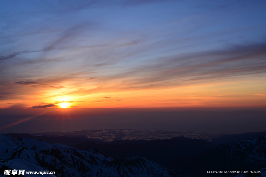 日出 晨日 积雪 山脉 山峰