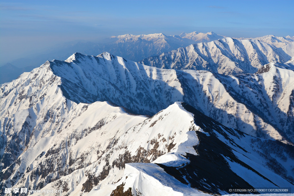 积雪 山脉 山峰 阳光 光芒